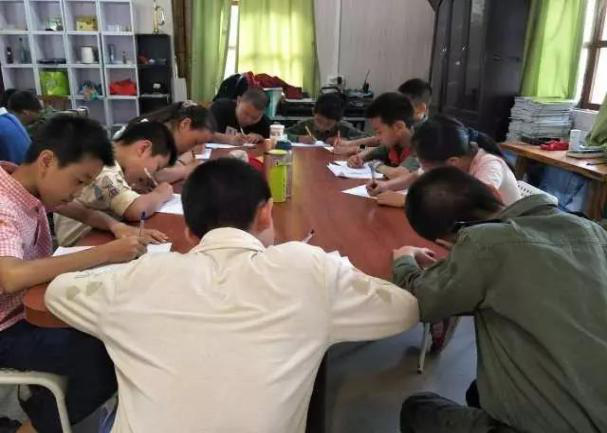 学中的亲子游学中得到全面提升冰球突破游戏少儿财商可在玩(图1) 学中的亲子游学中得到全面提升冰球突破游戏少儿财商可在玩(图1)