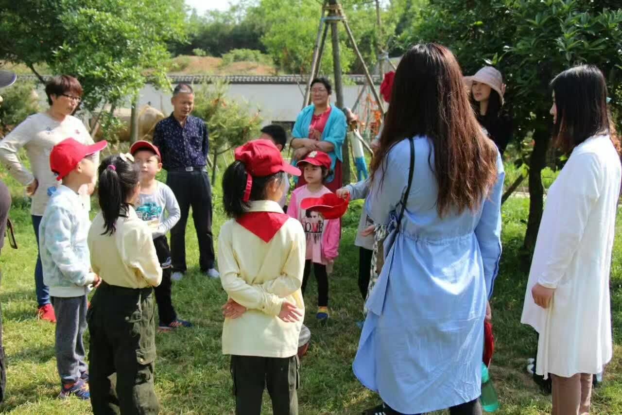 学中的亲子游学中得到全面提升冰球突破游戏少儿财商可在玩(图4)